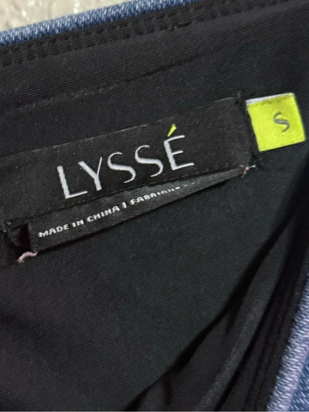 Lyssé Lynette Scallop Edge Denim Pull On Leggings in women’s size Small.